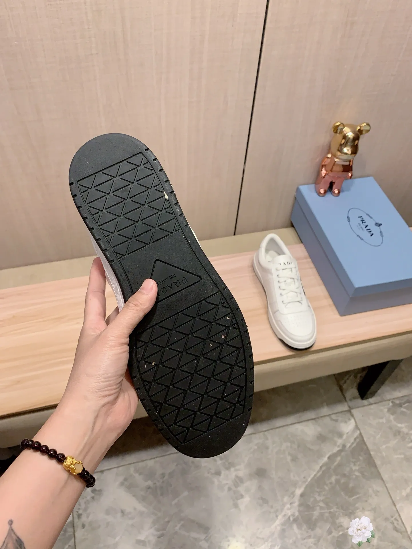 Men's Men's Shoes💰442💰💰🎩🎩[Lightning][Lightning] "PRADA*" The latest and most popular casual shoes, top brand [seduce] luxury ~ purchasing agency, top quality ~. [Strong] The upper is made of imported breathable cowhide material ➕ breathable sheepskin feet (•) with fine workmanship. The original stylish and stylish soft rubber wear-resistant and non-slip outsole is light and comfortable on the feet. The real thing looks better when photographed in real life. 226: code: 38-44, white and black 4️⃣ colors selected